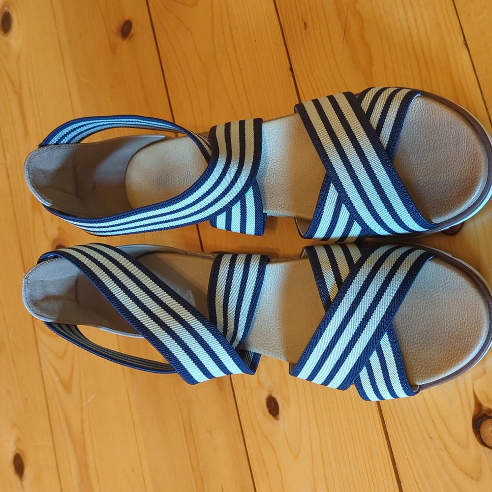 Mia NWOT strappy wedges